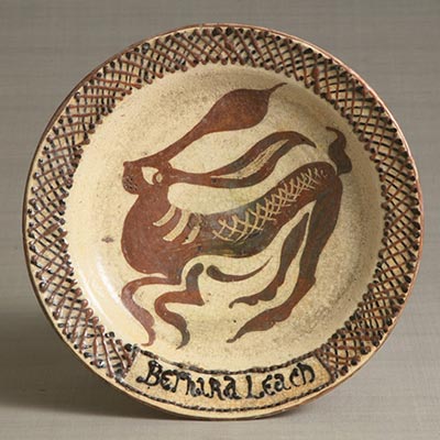 Dish with running hare design, <i>raku</i> ware<br /><span>Bernard Leach. Abiko, Chiba, Taisho period, 1919. 7.0×33.5cm.</span>
