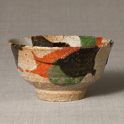 Tea bowl with three colors glaze design<br /><span>Kanjiro Kawai. Shokei kiln, Kyoto. Showa period, 1963. 7.5×14.0cm.</span>