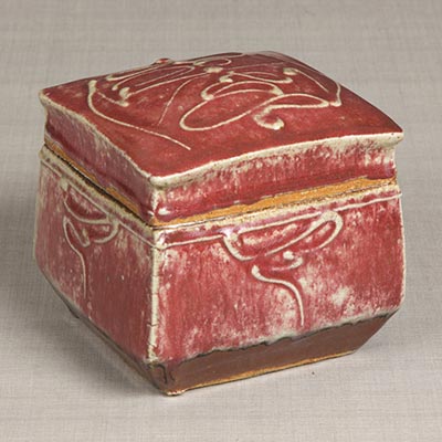 Lidded box, underglaze copper red<br /><span>Kanjiro Kawai. Shokei kiln, Kyoto. Showa period, 1950. 15.5×16.0cm.</span>