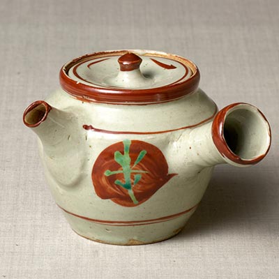 Teapot with red enameled round design<br /><span>Shoji Hamada. Hamada kiln, Mashiko, Showa period, 1938. 8.5×13.5cm.</span>