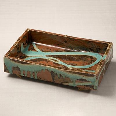 Square dish, <i>kaki</i> brown reddish glaze and trailing design of copper green glaze<br /><span>Shoji Hamada. Hamada kiln, Mashiko, Showa period, 1954. 10.5×44.3cm.</span>