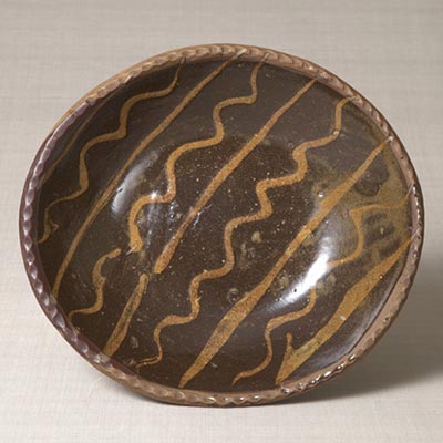 Oval dish with slip design<br /><span>Shoji Hamada. Hamada kiln, Mashiko. Showa period, 1931. 7.8×35.7cm.</span>