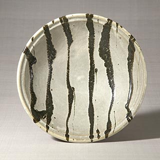 Dish with trailed black glaze design<br /><span>Shoji Hamada. Hamada kiln, Mashiko, Showa period, 1960's. 14.0×56.5cm.</span>