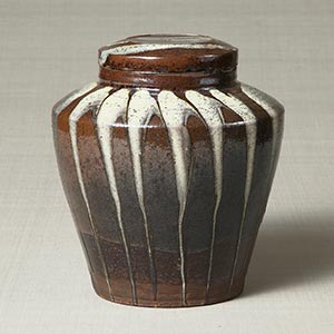 Lidded jar with trailed slip design<br /><span>Kanjiro Kawai. Shokei kiln, Kyoto. Showa period, 1930. 23.8×22.0cm.</span>