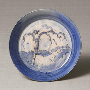 Plate with design of a lady under a tree, underglaze cobalt blue<br /><span>Bernard Leach. Azabu, Tokyo, Taisho period, 1919-20. 3.0×21.0cm.</span>
