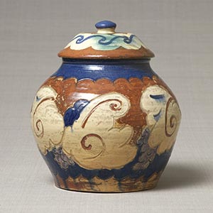 Lidded jar with grape design, <i>raku</i> ware.<br /><span>Bernard Leach. Ueno-Sakuragi-cho, Taisho period, 1914. 26.0×25.0cm.</span>