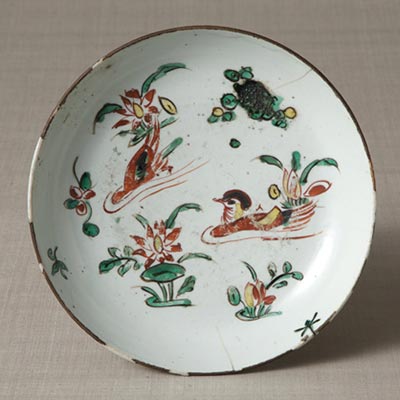 Plate with lotus pond and waterfowls design, overglaze enamels<br /><span>Jin-de-zhen ware. Ming dynasty, 17th century. 4.3×20.5cm.</span>