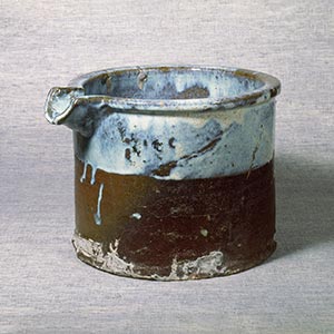 Spouted pot, <i>namako</i> ash glaze<br /><span>Naraoka. Taisho to early Showa period, 20th century. 24.5×31.0cm.</span>