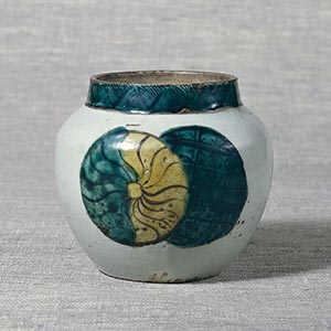 Jar, overglaze enamels<br /><span>Imari, kokutani-style. Edo period, 17th century. 11.0×12.3cm.</span>
