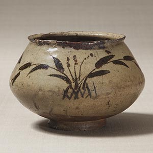 Jar with common reed motif in iron painting<br /><span>Karatsu. Momoyama period, 17th century. 14.2×21.5cm.</span>