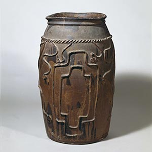 Coffin jar with applied clay, iron glaze<br /><span>Tatarou. Edo period, 18th century. 70.9×35.0cm.</span>