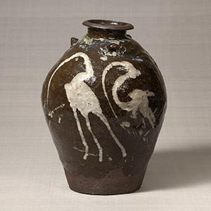 Jar with three ears, white slip design<br /><span>Shodai. Edo period, 18th to 19th century. 52.5×37.5cm.</span>