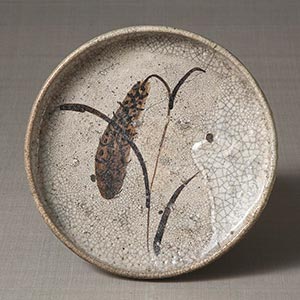 Dish with millet design in iron painting<br /><span>Mino. Momoyama period, 16th century. 4.3×24.5cm.</span>