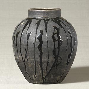Tea container, black glaze decoration<br /><span>Shigaraki. Edo period, 19th century. 31.7×28.3cm.</span>