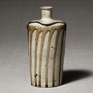 <i>Sake</i> bottle with trailing design<br /><span>Tamba. Edo period, 19th century. 15.7×8.0cm.</span>