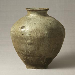 Jar with lotus pedal motif, ash glaze<br /><span>Atsumi. Heian period, 12th century. 43.5×40.0cm.</span>