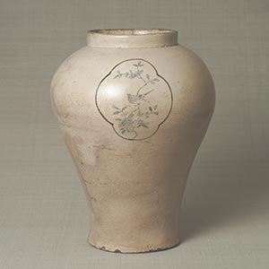 Jar with flowers and pheasant design, underglaze cobalt blue and iron brown<br /><span>. Joseon period, the first half of 18th century. 40.3×317cm.</span>