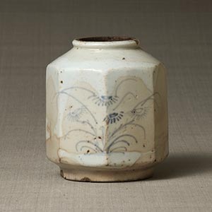 Faceted jar with autumn flower design, underglaze cobalt blue<br /><span>. Joseon period, the first half of 18th century. 12.8×11.8cm.</span>
