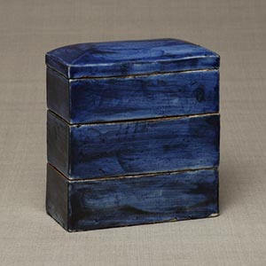 Three-tiered lidded box, underglaze cobalt blue<br /><span>. Joseon period, 19th century. 15.8×14.5cm.</span>