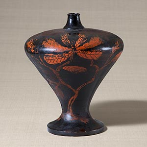 Ritual <i>sake</i> bottle with oak leaves motif<br /><span>. Muromachi period, 16th century. 30.0×24.5cm.</span>