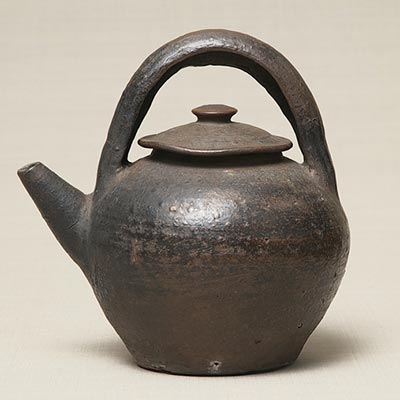 <i>An-bin</i>, pot<br /><span>Tsuboya. Ryukyu Kingdom period, 19th century. 26.3×21.4cm.</span>