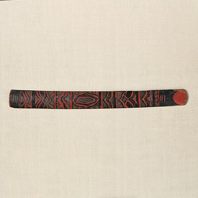 捧酒箸（イクパシュイ）<br /><span>アイヌ民族（北海道）木製漆塗　日本　19世紀　32.7 x 3.8cm</span>