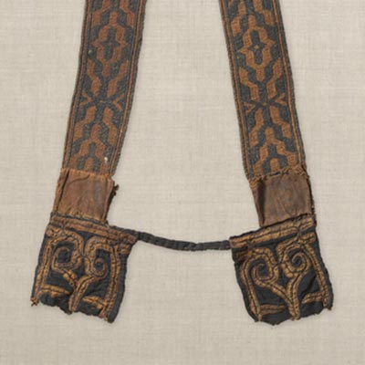 Sword strap<br /><span>Hokkaido Ainu. manchurian elm fiber, cotton. 19th century. 65.0×37.5cm.</span>