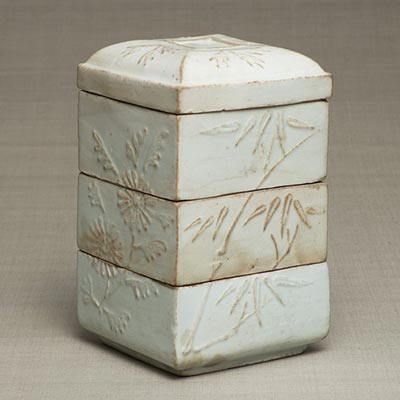 Three tiered lidded box with floral design in relief<br /><span>. Joseon period, the first half of 19th century. 19.4×12.4cm.</span>