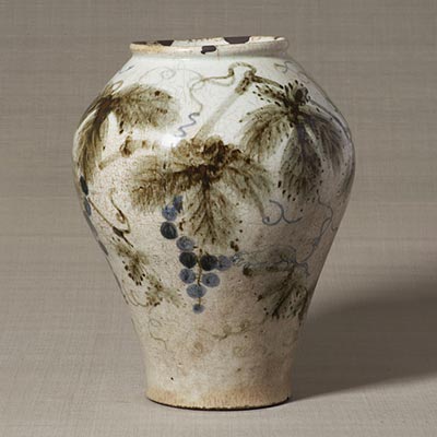 Jar with grapes and squirrels design, underglaze cobalt blue and iron brown<br /><span>. Joseon period, the end of 17th century to the beginning of 18th century. 34.9×28.5cm.</span>