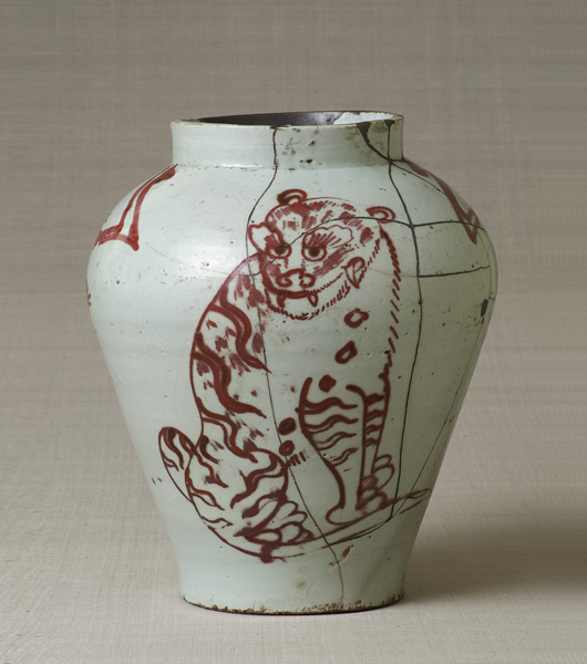 Jar with tiger and magpie design, underglaze copper red<br /><span>. Joseon period, the second half of 18th century. 28.7×25.1cm.</span>