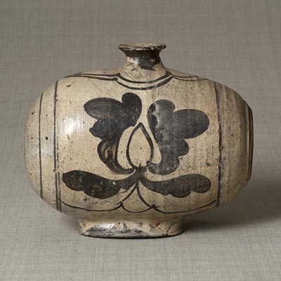 Rice-bale shaped bottle with peony design, underglaze iron brown<br /><span>. Joseon period, the second half of 15th century to the first half of 16th century. 18.3×22.3cm.</span>