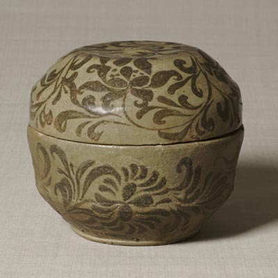 Lidded bowl with plants design, underglaze iron brown<br /><span>. Goryeo period, 12th century. 19.3×22.5cm.</span>