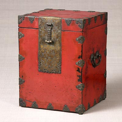 Box<br /><span>vermillion lacquered. Joseon period, 19th century. 29.2×21.8cm.</span>