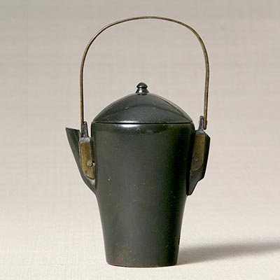 Oil pot<br /><span>agalmatolite. Joseon period, 19th century. 11.6×6.7cm.</span>