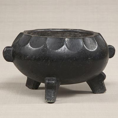Ding-shaped brazier<br /><span>agalmatolite. Joseon period, 19th century. 20.8×28.5cm.</span>