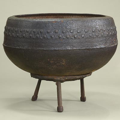 Water storage pot<br /><span>iron. Joseon period, 19th century. 48.0×77.0cm.</span>