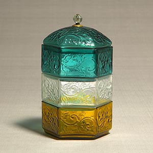 Tiered glass container with arabesque design<br /><span>Nagasaki. Edo period, 18th century. 21.7×12.4cm.</span>