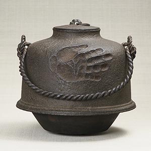Iron kettle with hand pressed design<br /><span>. Edo period, 18th century. 31.0×36.5cm.</span>