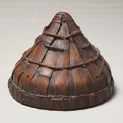 Woven hat<br /><span>Ami tribe. bamboo. 19th century. 22.0×23.0cm.</span>