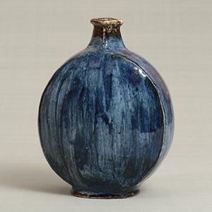 Flat bottle with brushwork design<br /><span>Kanjiro Kawai. Shokei kiln, Kyoto. Showa period, 1937. 25.1×19.6×13.5cm.</span>