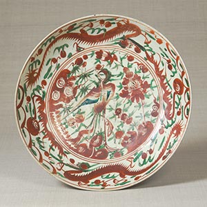 Plate with peony and phoenix design, overglaze enamels<br /><span>Zhangzhou ware (Swatow). Ming dynasty, 17th century. 7.8×35.8cm.</span>