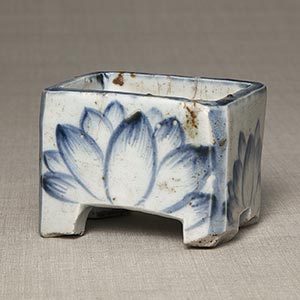 Incense burner with lotus design, underglaze cobalt blue<br /><span>Seto. the middle of Edo period, 18th century. 8.0×10.4cm.</span>