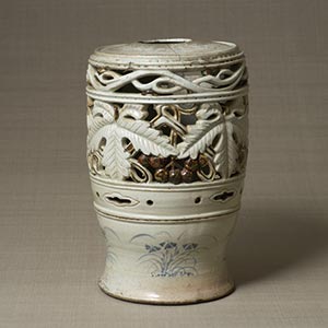 Stand with openwork grapevine design<br /><span>. Joseon period, the first half of 18th century. 37.3×23.8cm.</span>