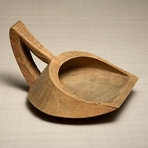 Scoop for bailing water out<br /><span>Itoman. the first half of 20th century. 19.0×32.0×29.0cm.</span>